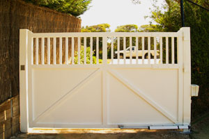 Driveway swing timber gate with automatic motor